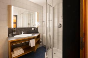 米德尔斯博尔格克兰西酒店的一间带水槽和淋浴的浴室