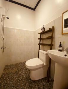 卢纳将军城General's Hideout Siargao的浴室配有白色卫生间和盥洗盆。