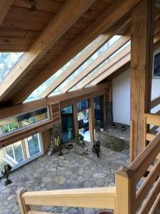 AndrijevicaVila Djekic的享有房屋顶部的景致,设有木制天花板和窗户。
