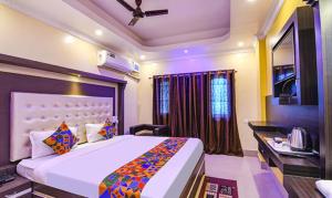 普里Goroomgo Hotel Asish Bollywood Beach View Puri - Best Choice of Travellers的一间卧室配有一张大床和一张书桌