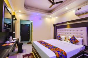 普里Goroomgo Hotel Asish Bollywood Beach View Puri - Best Choice of Travellers的一间卧室配有一张特大号床和一张书桌