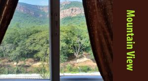 蒂鲁帕蒂SRI HARI KIRAN GRAND TIRUPATI. Alipiri Road的山景窗户。