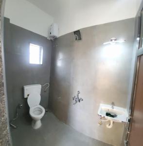 罗纳瓦拉EMPYREAN STAY ll 4BHK ll LEONCINO VILLA ll LARGEST POOL ll BBQ II VIEW的一间带卫生间和水槽的浴室