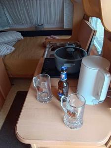 埃费奥纳斯Fox Caravan的带2个玻璃杯的厨房台面和咖啡机