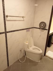 春蓬ไลอ้อน โฮเทล的一间带卫生间和淋浴的浴室