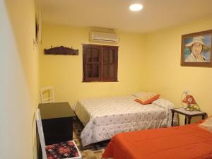 萨尔塔Lo de franco的一间卧室设有两张床和窗户。