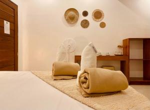 卢纳将军城General's Hideout Siargao的一间卧室配有一张带枕头和风扇的床。