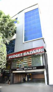 新德里Hotel Orchid INN at Budget Bazaar Janakpuri的一座带灯泡面包房的建筑