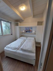 布雷佐内加尔达Camping Le Maior的一间小房间的卧室,配有一张床铺