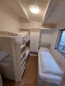布雷佐内加尔达Camping Le Maior的小房间设有双层床和窗户