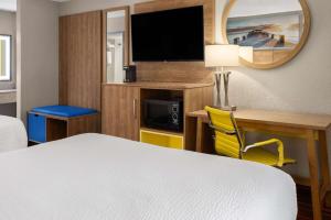 福赛斯福赛斯戴斯酒店的酒店客房配有一张床、一张书桌和一台电视。