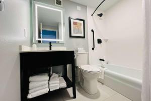 埃尔斯沃思Hawthorn Extended Stay by Wyndham Ellsworth Bar Harbor的一间带水槽、卫生间和镜子的浴室
