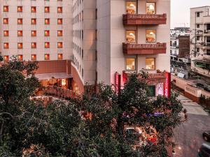 斋浦尔ibis Jaipur City Centre - An Accor Brand的前面树木的建筑景色