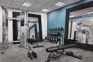 埃尔帕索帕索机场汉普顿套房酒店 的健身房设有举重器材和镜子