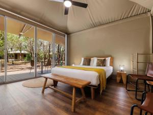 贾比鲁卡卡杜哥尼达小屋旅馆的一间卧室设有一张床和一个大窗户
