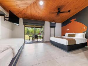 贾比鲁卡卡杜哥尼达小屋旅馆的一间带两张床的卧室和一台电视
