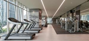 雅加达Alila SCBD Jakarta的大楼内带跑步机和椭圆机的健身房