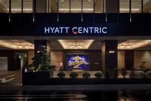 金泽Hyatt Centric Kanazawa的享有一座中央建筑的夜景