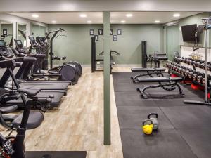 诺丁汉Mercure Nottingham Sherwood的健身房设有数台跑步机和有氧运动器材