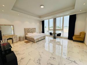 迪拜Centerpoint Duplex Villa的一间卧室设有一张床,铺有大型大理石地板。