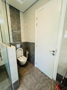 迪拜Centerpoint Duplex Villa的一间带卫生间和玻璃门的浴室