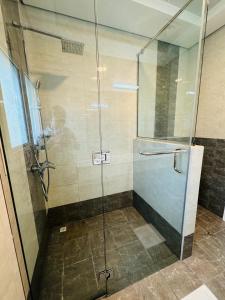 迪拜Centerpoint Duplex Villa的浴室里设有玻璃门淋浴