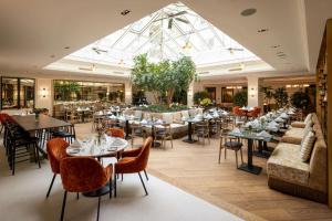 海德堡海德堡市中心皇冠假日酒店的大型用餐室配有桌椅
