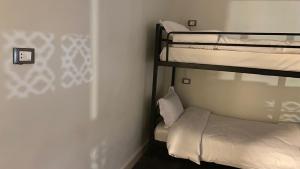 安曼Amman Trail Hostel的一间小房间,内设两张双层床
