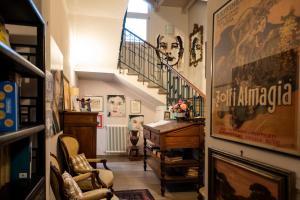 拉文纳Al Battistero Luxury Suite的走廊上设有楼梯,房间设有书桌