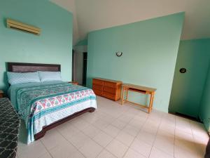 Five Islands VillageBeachfront Acqua Villa的一间卧室配有一张床和一个木制梳妆台