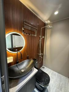 Buôn EnaoKim Đồng homestay的浴室设有黑色水槽和镜子
