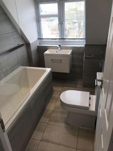 科巴姆Luxury Penthouse Appartment的带浴缸、卫生间和盥洗盆的浴室