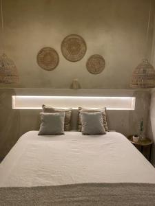 拉科鲁尼亚Emuna House A Coruña的一间卧室配有一张位于上面的光线的床