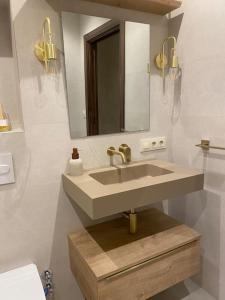 拉科鲁尼亚Emuna House A Coruña的一间带水槽和镜子的浴室