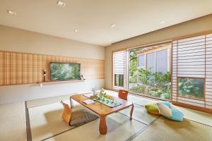神户有马温泉元汤龙泉阁日式旅馆的客厅配有桌椅和窗户。
