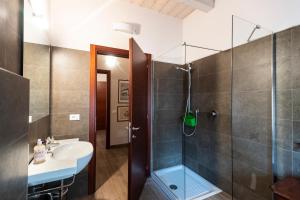拉文纳Al Battistero Luxury Suite的一间带水槽和淋浴的浴室