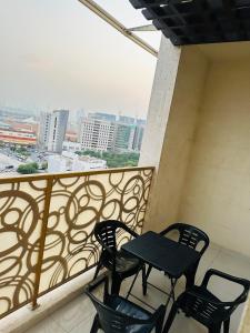迪拜Private Room in beautiful Appartment的阳台配有桌椅。