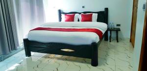 RubavuKivu Summer Hotel的一张床上的红色枕头