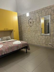 维耶斯泰Monolocale Elena的一间卧室设有一张床和石墙