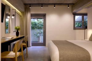 雅典雅典酒店的酒店客房,配有一张床、一张桌子和椅子