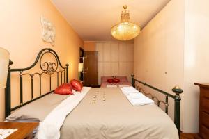 罗马Rachele’s charming house in the heart of Rome的一间卧室配有一张带红色枕头的大床