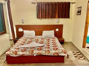 斯利那加Hotel Town Centre , Srinagar的一间卧室,卧室内配有一张大床