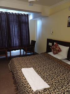 Hotel Town Centre , Srinagar客房内的一张或多张床位