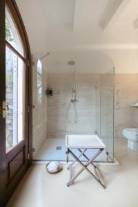 韦内雷港Villa Paolo Lemon Tree的一间带玻璃淋浴和桌子的浴室