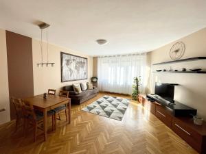 布达佩斯Citymajor Apartment-Free parking的客厅配有桌子和沙发