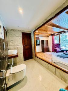 卡索尔The Kasol Parvati View by - ASIA HOLIDAYS的带浴缸、床和镜子的浴室
