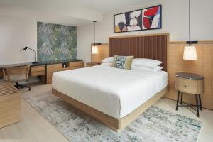 圣胡安Hotel Rumbao, a Tribute Portfolio Hotel by Marriott的一间卧室配有一张床、一张书桌和一张书桌