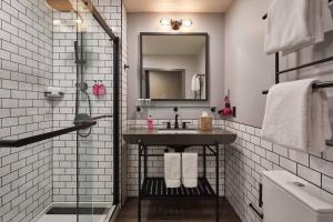 哥伦比亚Moxy Columbia Downtown的一间带水槽和镜子的浴室