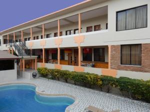 博卡奇卡卡兰特套房酒店的享有酒店外景,设有游泳池