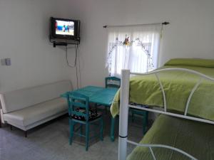 特尔马斯德里奥翁多Cabaña el rincón de Termas的客房设有两张双层床和电视。